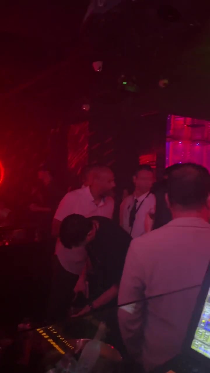 劳逸结合！努尔基奇早上刻苦训练 晚上在上海酒吧跳舞