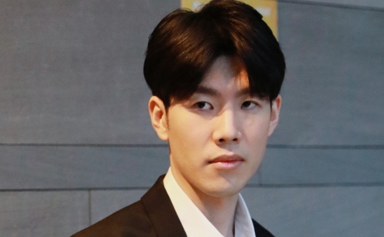 明年回归？ Theshy看了康康的直播 表示很完美 后年他就要练瓷砖了 